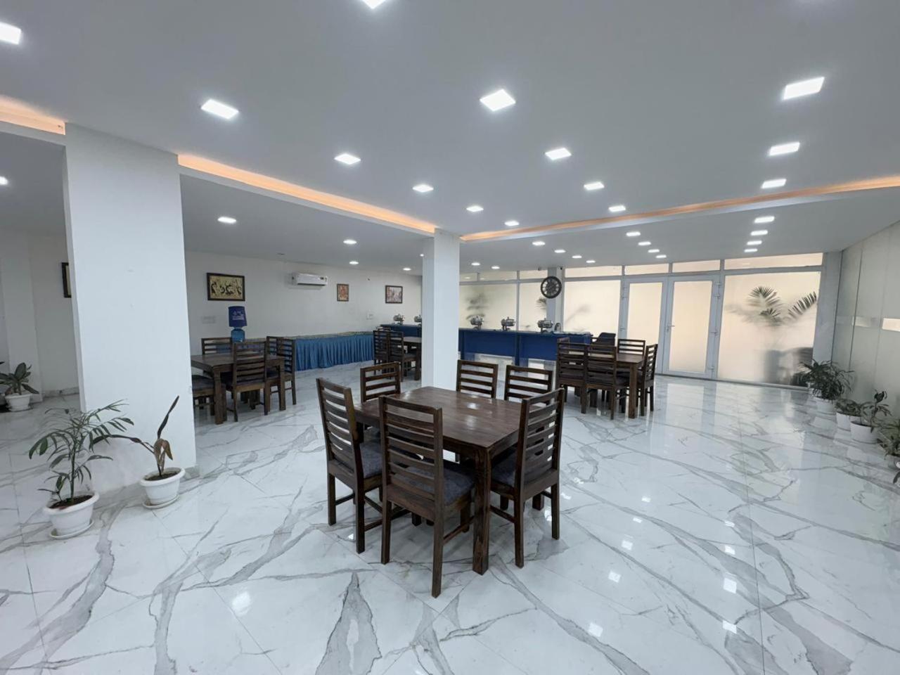 Pacific Inn Eco Central Gurgaon Esterno foto
