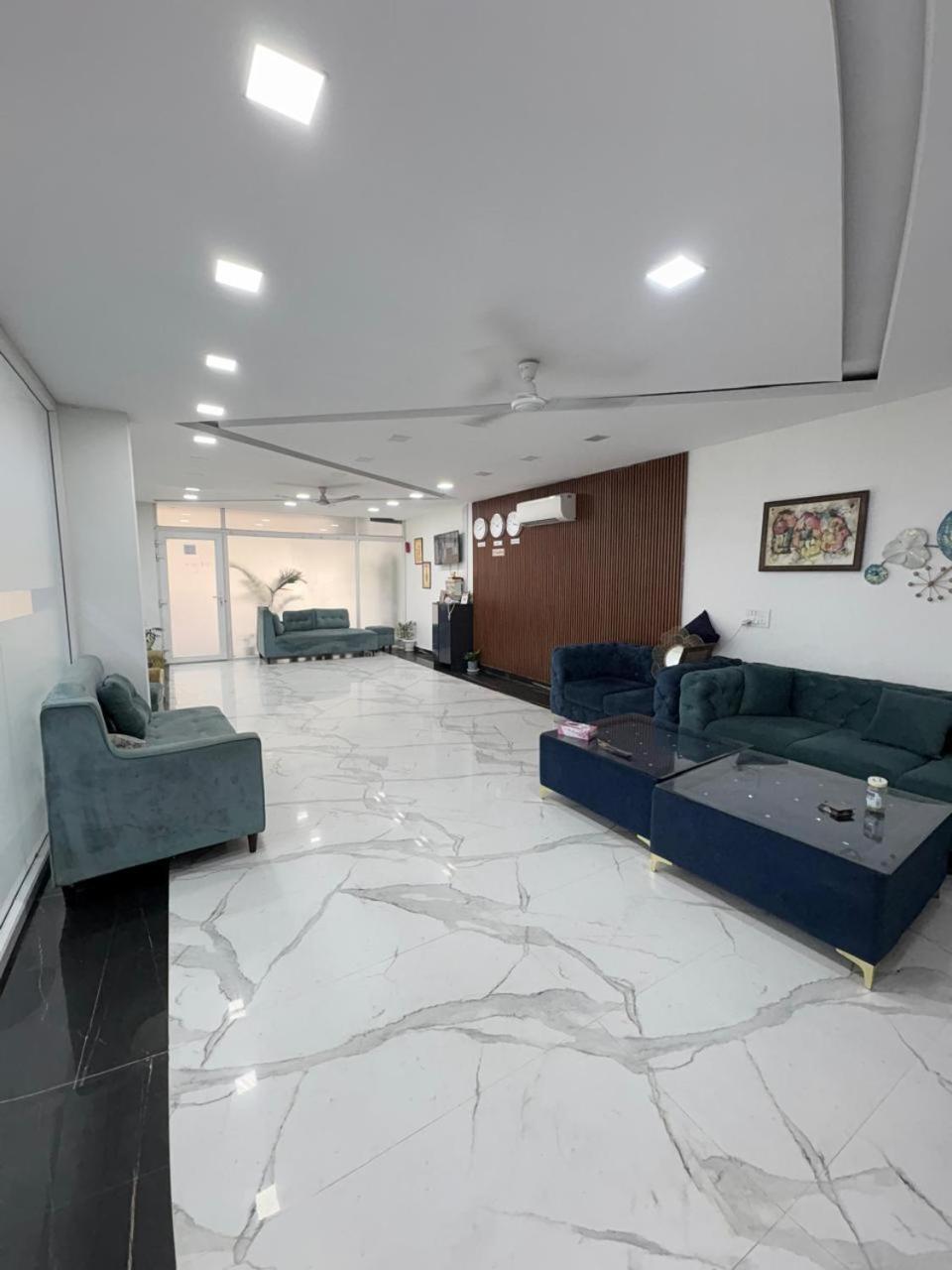 Pacific Inn Eco Central Gurgaon Esterno foto