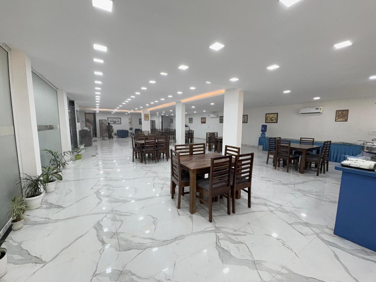 Pacific Inn Eco Central Gurgaon Esterno foto