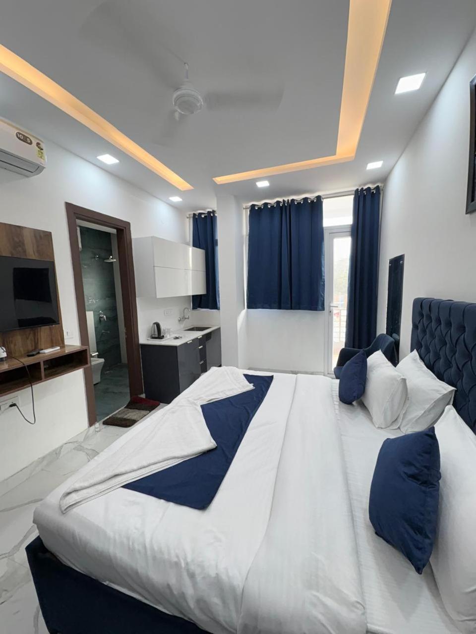 Pacific Inn Eco Central Gurgaon Esterno foto