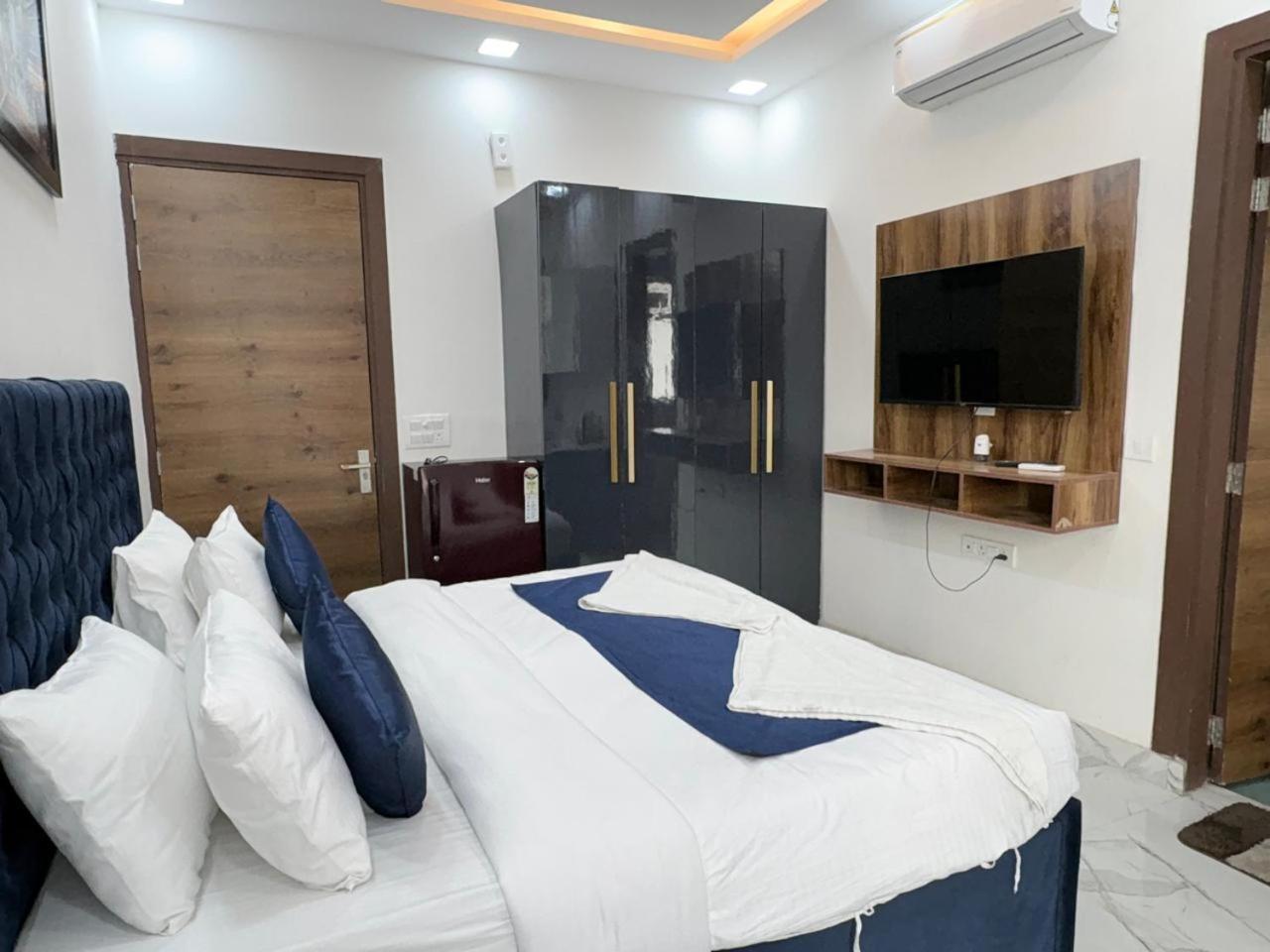 Pacific Inn Eco Central Gurgaon Esterno foto