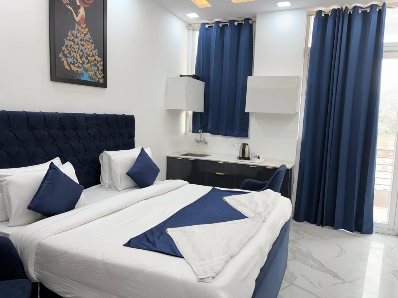 Pacific Inn Eco Central Gurgaon Esterno foto
