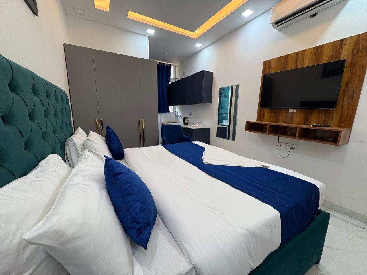 Pacific Inn Eco Central Gurgaon Esterno foto