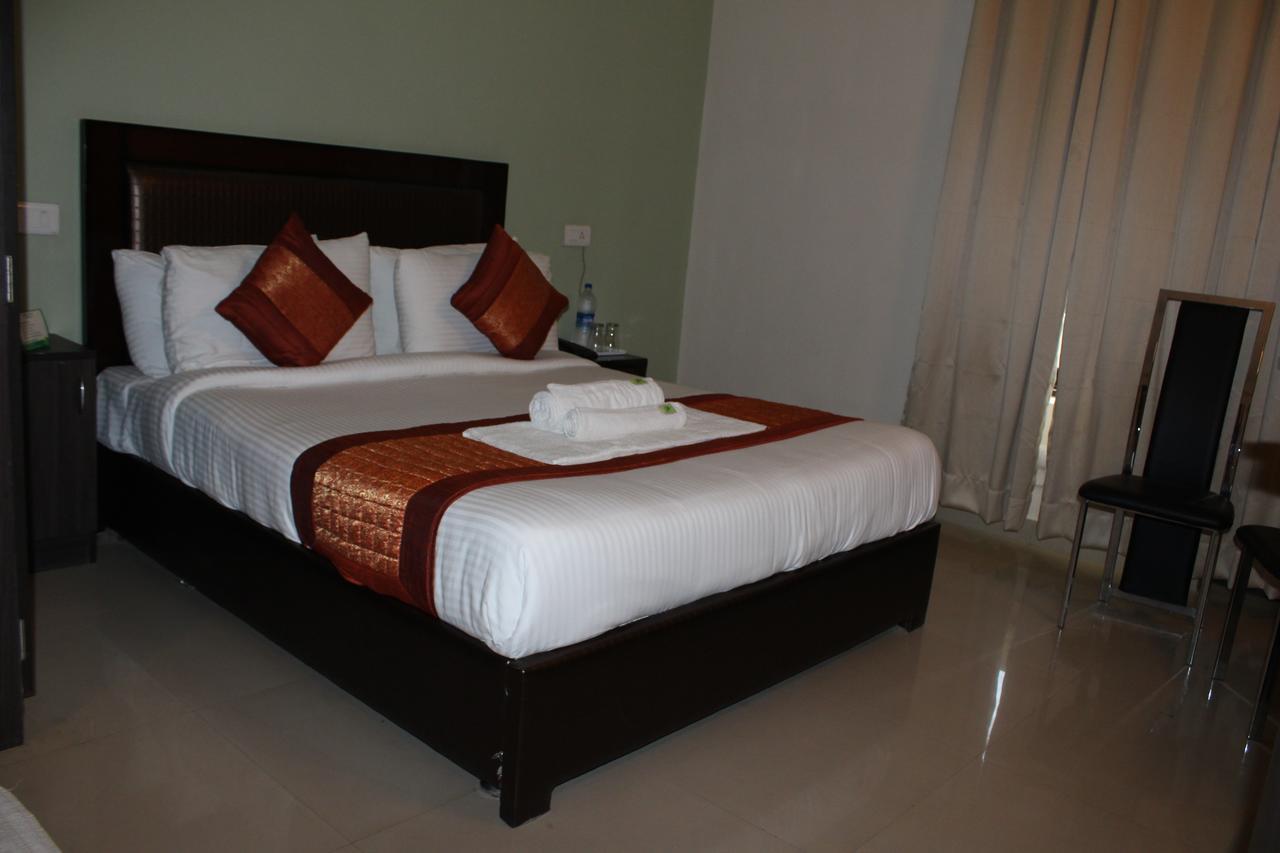 Pacific Inn Eco Central Gurgaon Esterno foto