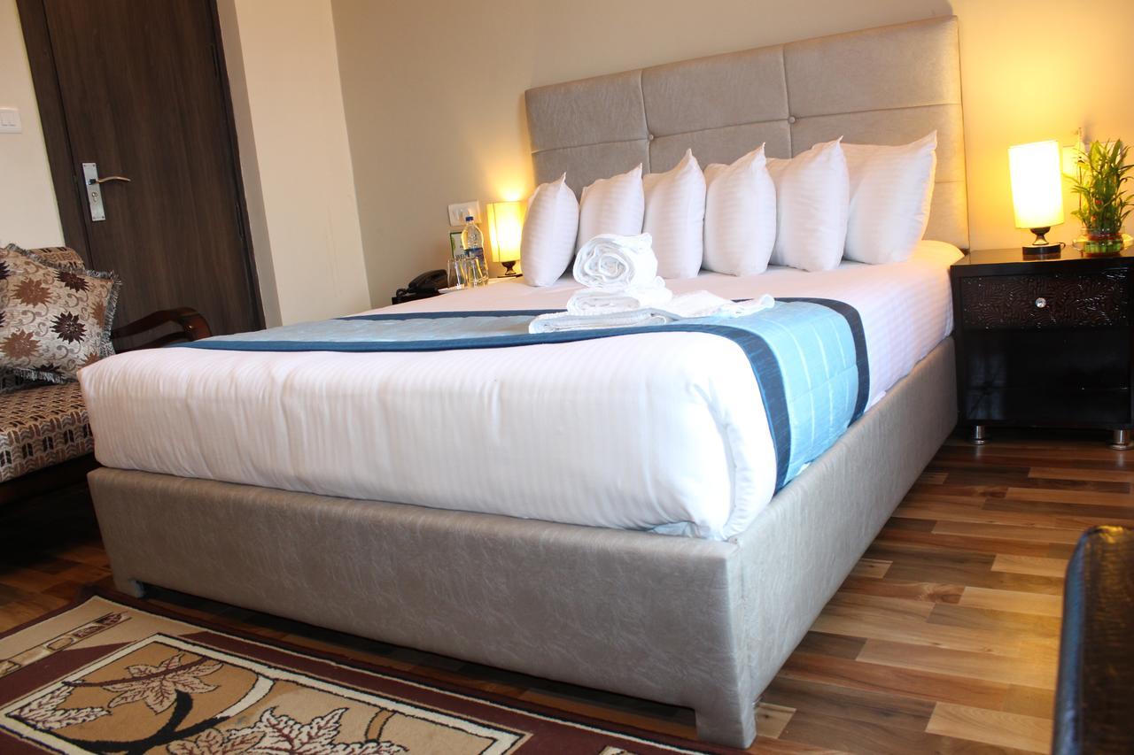 Pacific Inn Eco Central Gurgaon Esterno foto
