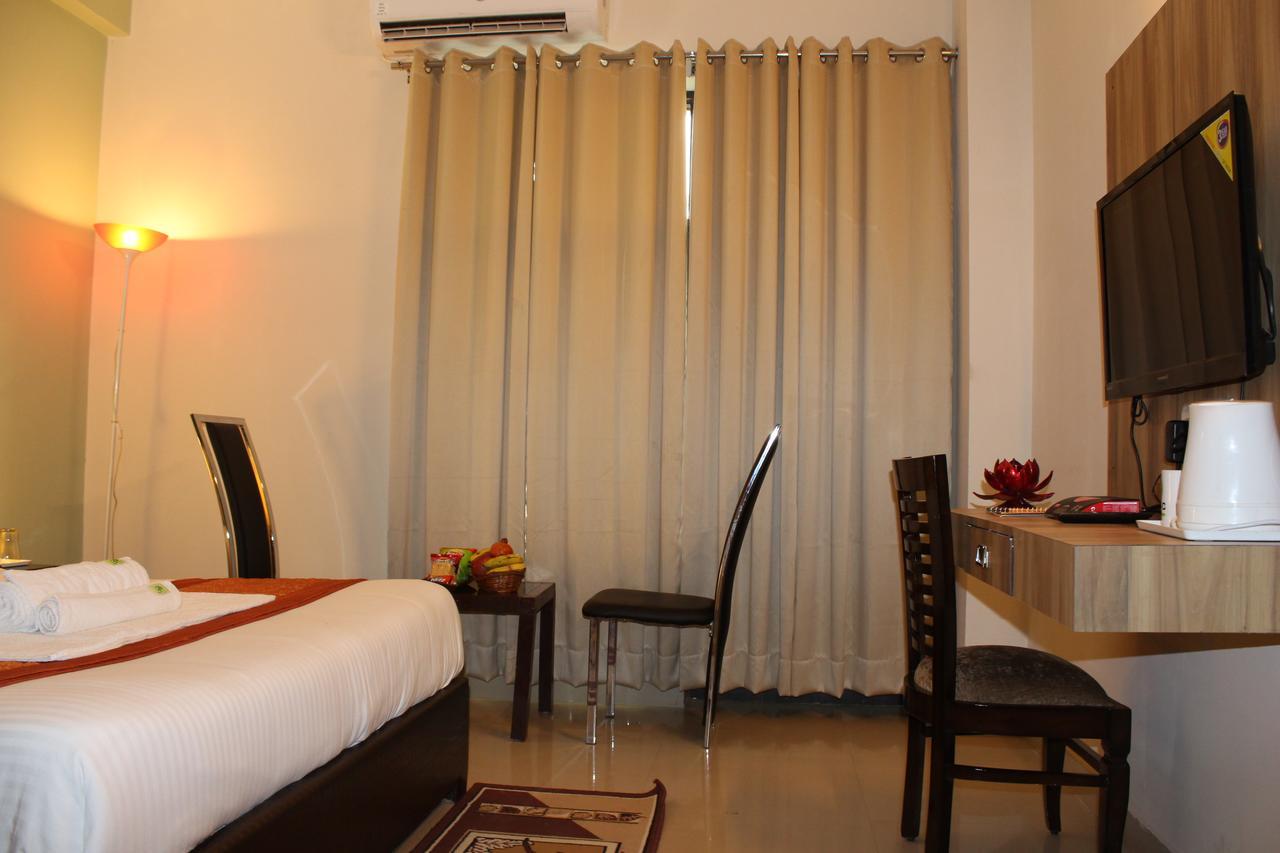 Pacific Inn Eco Central Gurgaon Esterno foto