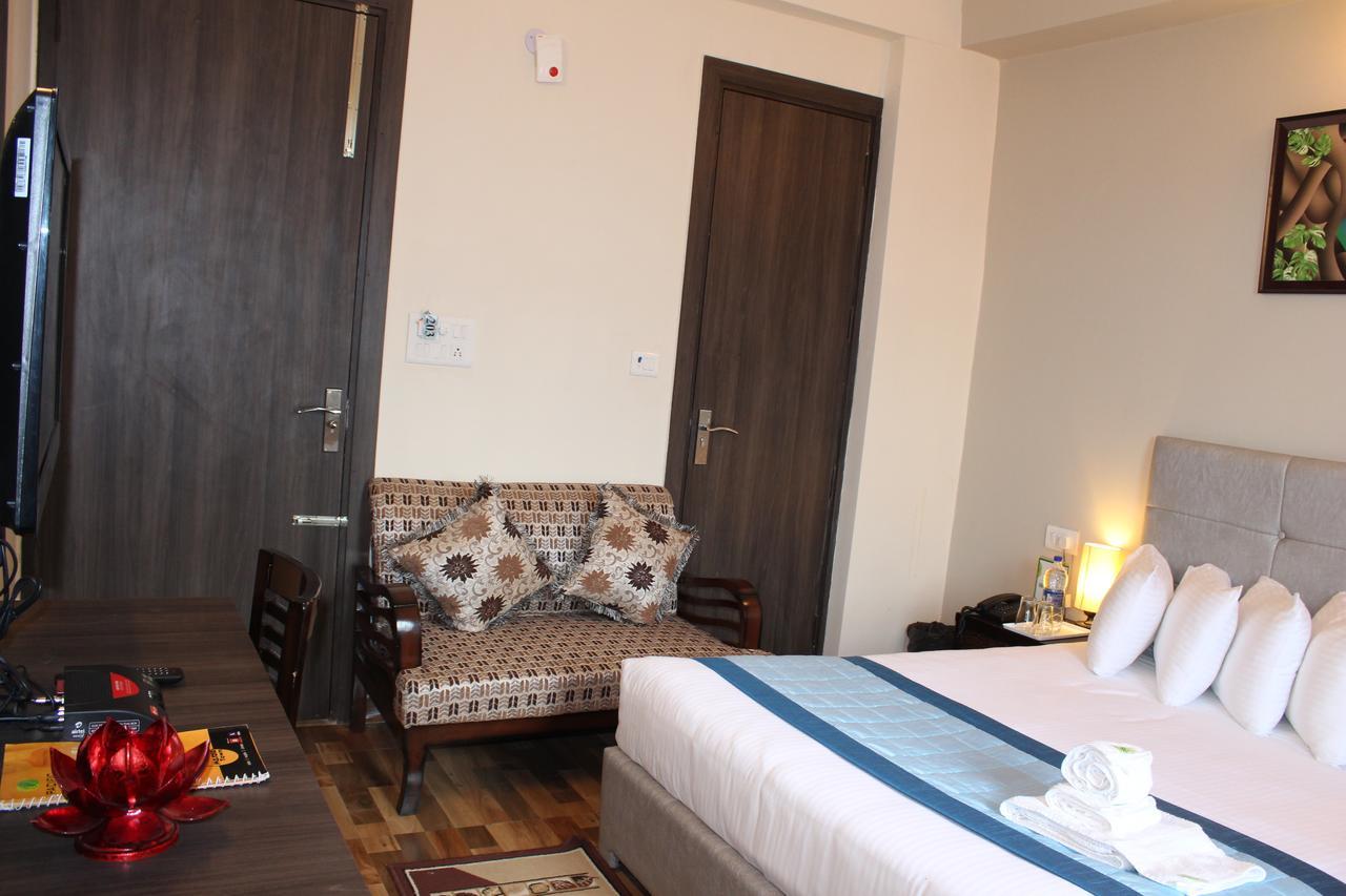 Pacific Inn Eco Central Gurgaon Esterno foto