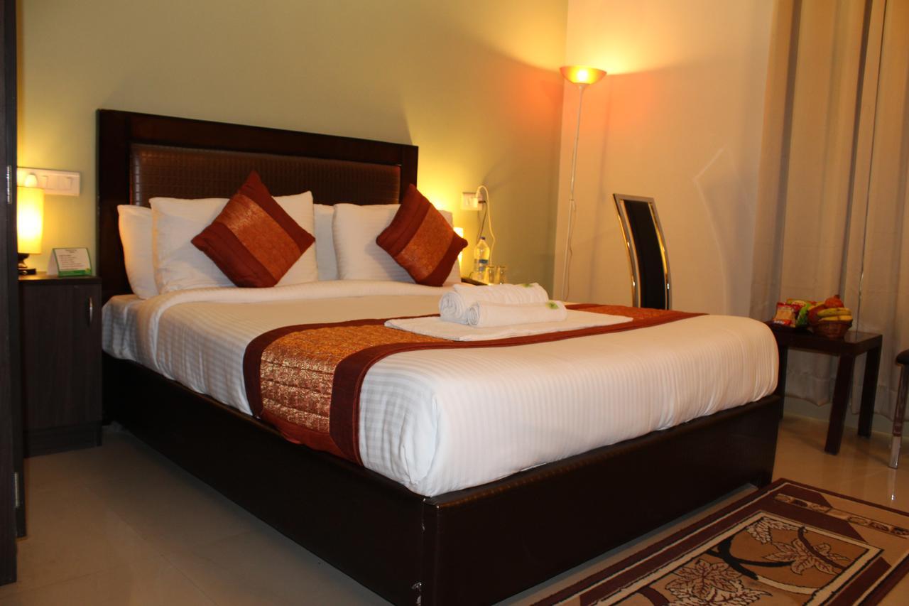 Pacific Inn Eco Central Gurgaon Esterno foto