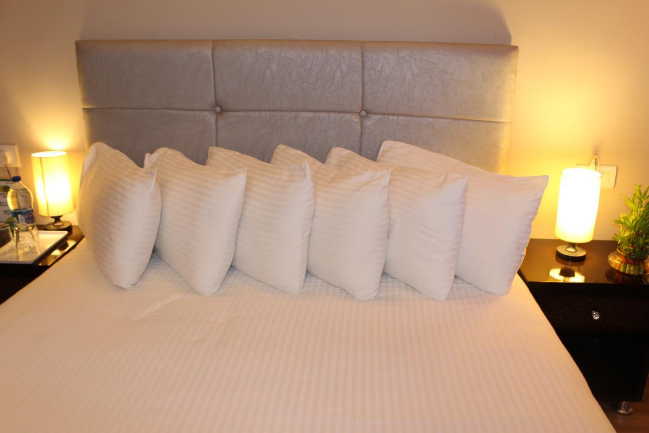 Pacific Inn Eco Central Gurgaon Esterno foto