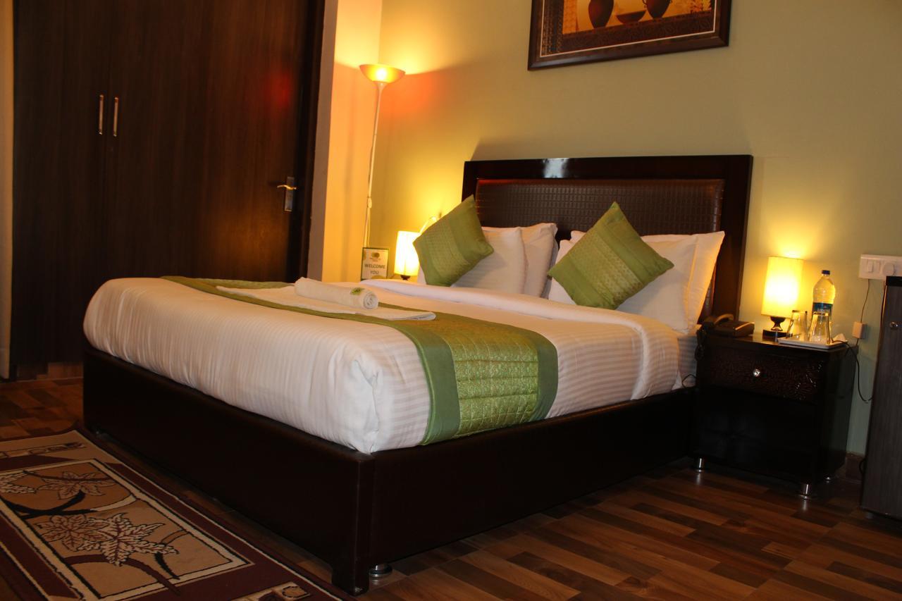 Pacific Inn Eco Central Gurgaon Esterno foto